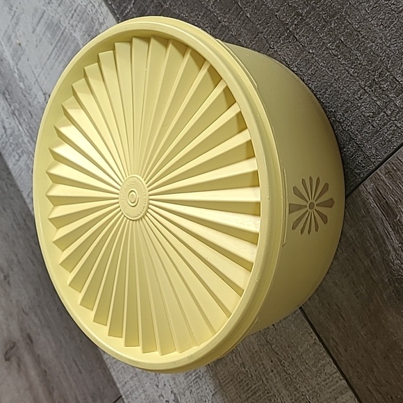 Tupperware Other - Vintage TUPPERWARE 8" HALF ROUND Container SERVALIER LID Harvest Gold Starburst